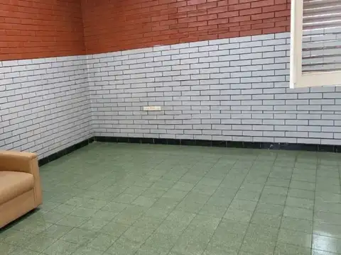 CASA EN VENTA DE 2 DORMITORIOS CON PATIO Y COCHERA