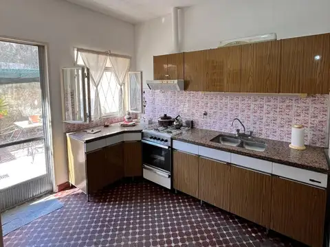 Casa 6 ambientes con 2 baños