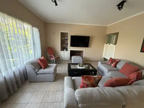 Casa 5 ambientes con 2 baños