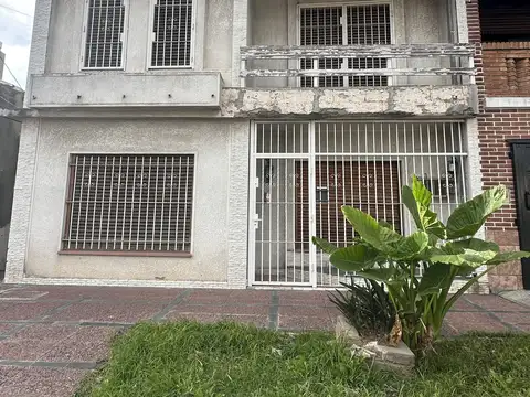 Importante casa de 5 ambientes en dos plantas con quincho, fondo libre y posibilidad de permuta