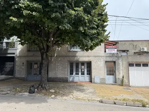 Casa en Venta de 4 dormitorios. Terreno de 446 m2. Pleno Centro Campana