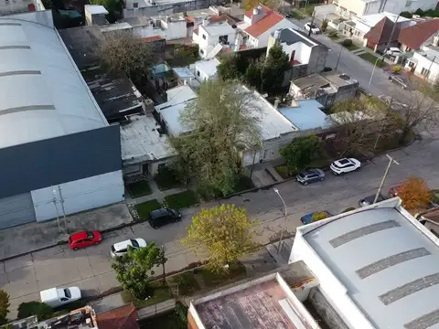 Venta de casa a reciclar con amplio galpon