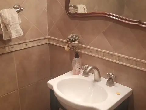 Casa 5 ambientes con 2 baños