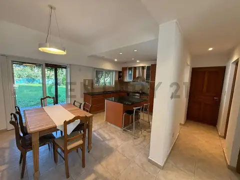 Casa en Venta con 3 cocheras