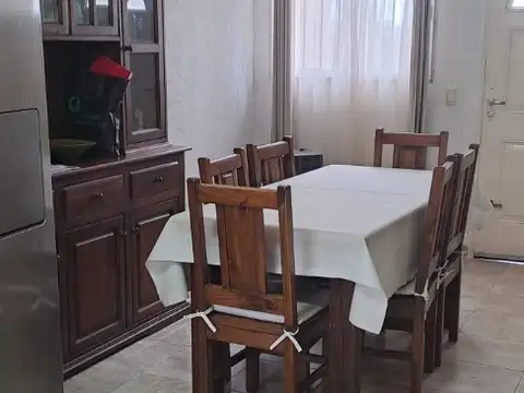 VENDO CASA 2 DORM - PILETA - GARAGE DOBLE Y ALARMA