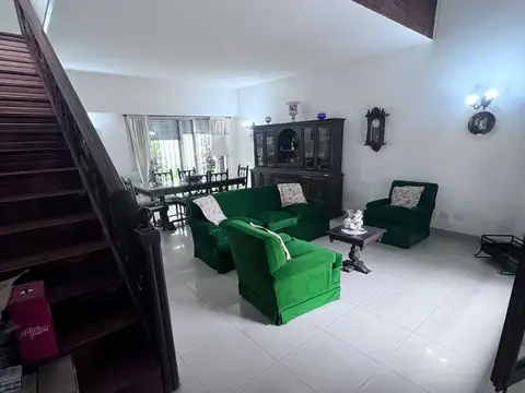 Excelente Casa en venta en Villa Devoto a pocos metros de la plaza!