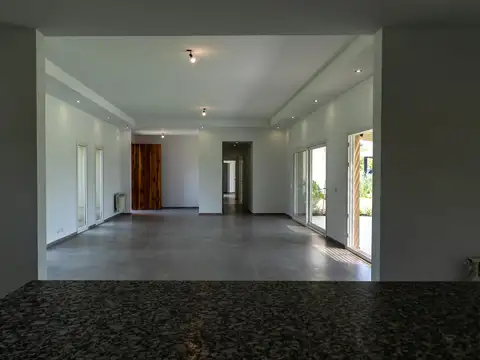 Casa en Venta con 3 cocheras