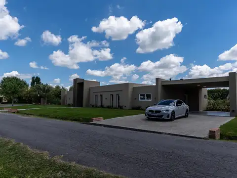 casa a estrenar de 5 ambientes en venta en club de campo Haras San Pablo lote 281
