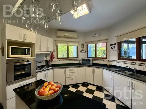 Casa 7 ambientes con 4 baños