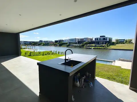 Casa en Venta con 4 cocheras