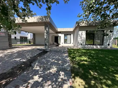Casa al golf con 4 dorm. más escritorio y piscina.