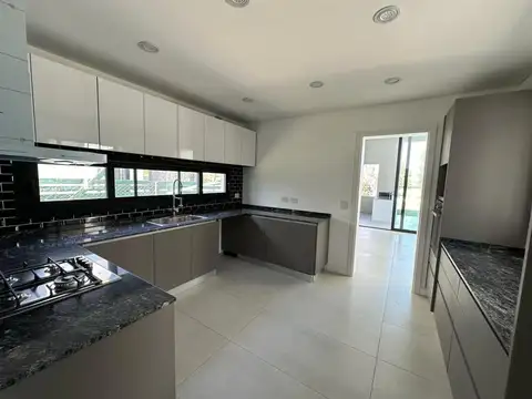 Casa 5 ambientes con 4 baños