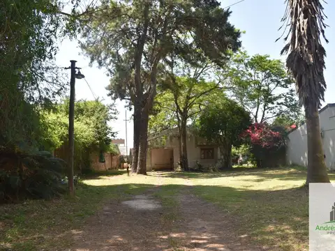 Casa en venta con terreno de 737 m², ideal para refaccionar o nuevo proyecto.