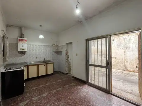 VENTA - Casa única de pasillo, 2 dormitorios, patio y terraza. Uruguay al 1300, Rosario