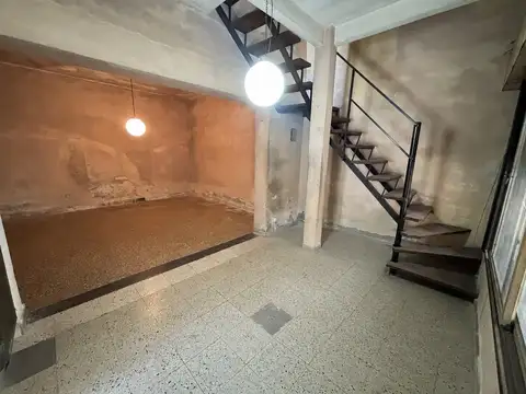 VENTA - Casa única de pasillo, 2 dormitorios, patio y terraza. Uruguay al 1300, Rosario