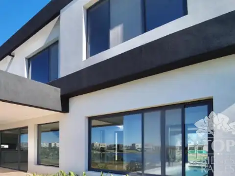 Casa en Venta con 4 cocheras