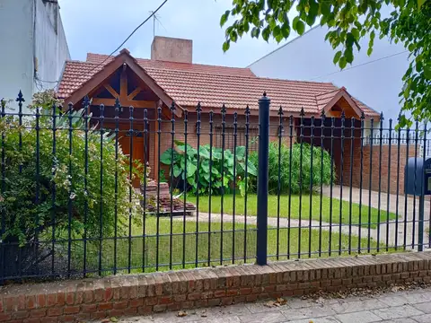Venta de chalet con piscina en Adrogué