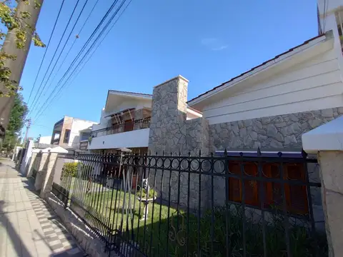 Casa 10 ambientes con 4 baños