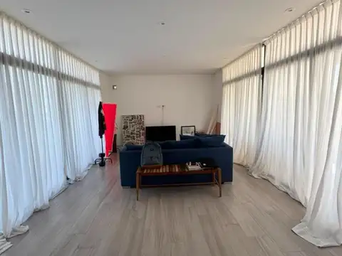 Casa en Alquiler con 3 cocheras