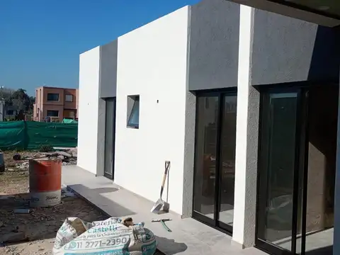 Casa en Alquiler con 3 cocheras
