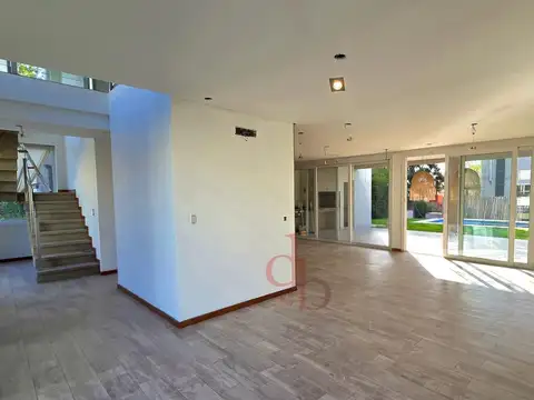 Casa en Alquiler con 3 cocheras