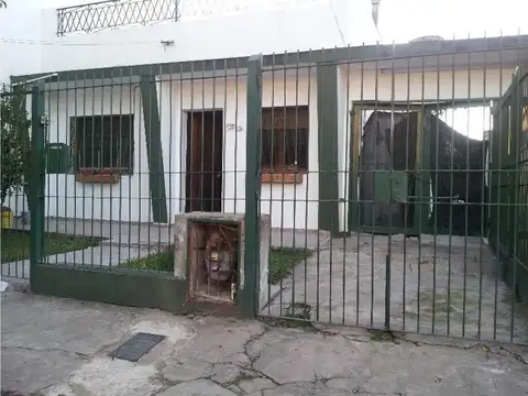 CASA AL FRENTE DE TRES AMBIENTES