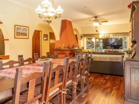 Casa en Venta con 2 cocheras