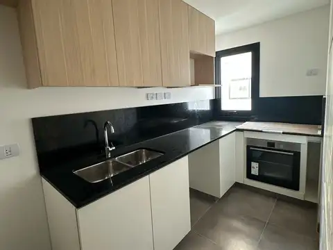 VENTA 4AMB CON COCHERA, DOS BAÑOS Y TOILETTE. BALCON AL FRENTE Y AMENITIES.