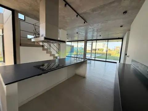 Casa 7 ambientes con 4 baños