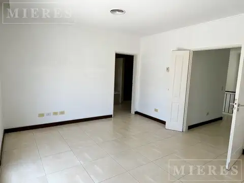 Casa en Alquiler con 2 cocheras