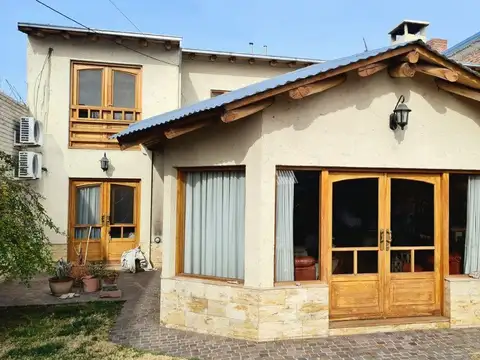 Casa 8 ambientes con 4 baños