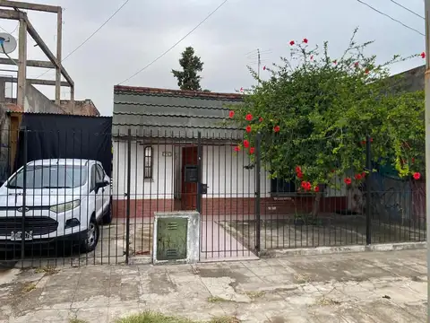 CASA 3 AMBIENTES CON JARDIN, ENTRADA DE COCHE Y FDO LIBRE