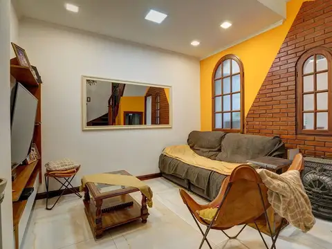 Casa 6 ambientes con 2 baños