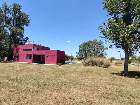 Lindísima y moderna casa de campo (CUBE) ubicada en una zona rural de grandes áreas verdes. Excelentes visuales. Terreno de 3.700 M2 (opción de sumar más superficie)