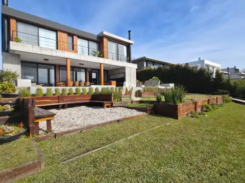 Casa al río en venta en El Yacht