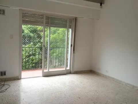 Departamento de tres ambientes con balcón al frente
