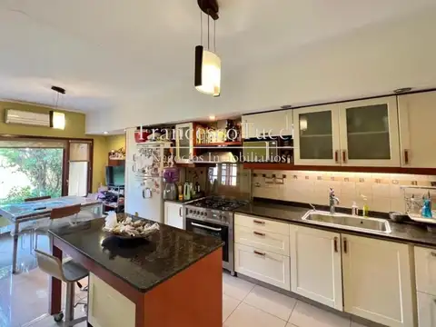 Casa en Venta con 2 cocheras