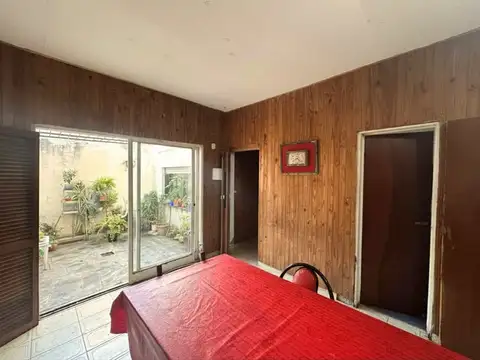 Casa 11 ambientes con 2 baños