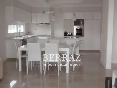 Casa venta 5 ambientes al lago en barrio Los Lagos Nordelta lote de 803 m2