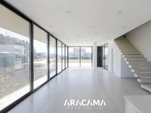 Casa 4 ambientes con 3 baños