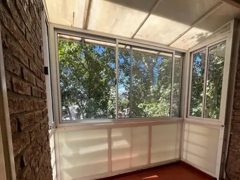 ALQUILER semipiso tercer piso escalera Balcon al frente amplio living, cocina comedor, placares