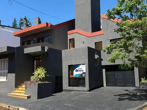 CASA EN VENTA EN ESQUINA DE 3 DORMITORIOS - COSTANERA - 3 PLANTAS (CF1420)