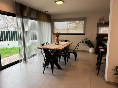 Casa 4 ambientes con 3 baños