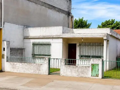 Casa 4 ambientes a reciclar exelente ubicacion y orientacion