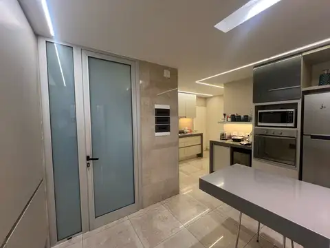 LUJOSO PISO EN VENTA BARRIO CENTRO CIUDAD DE CORDOBA - CON COCHERA-.