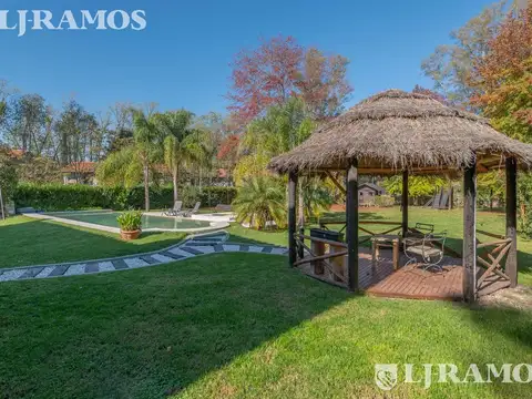 Casa en Venta con 4 cocheras