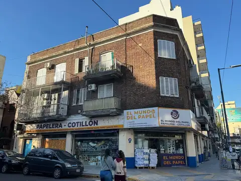 VENTA DE 2 AMBIENTES, CON BALCÓN Y LAVADERO, LUMINOSO.