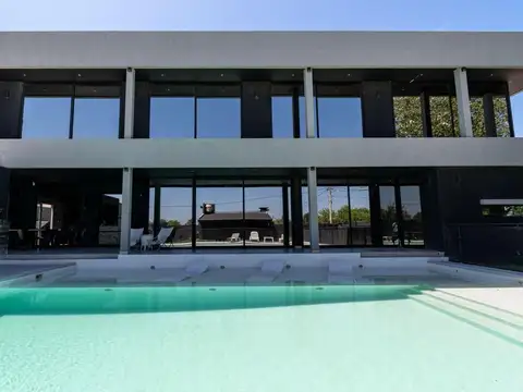 IMPONENTE PROPIEDAD DE 4 DORMITORIOS EN BARRIO LAS TARDES