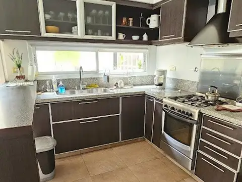 Casa 4 ambientes con 3 baños