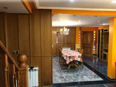 Casa en Venta con 3 cocheras